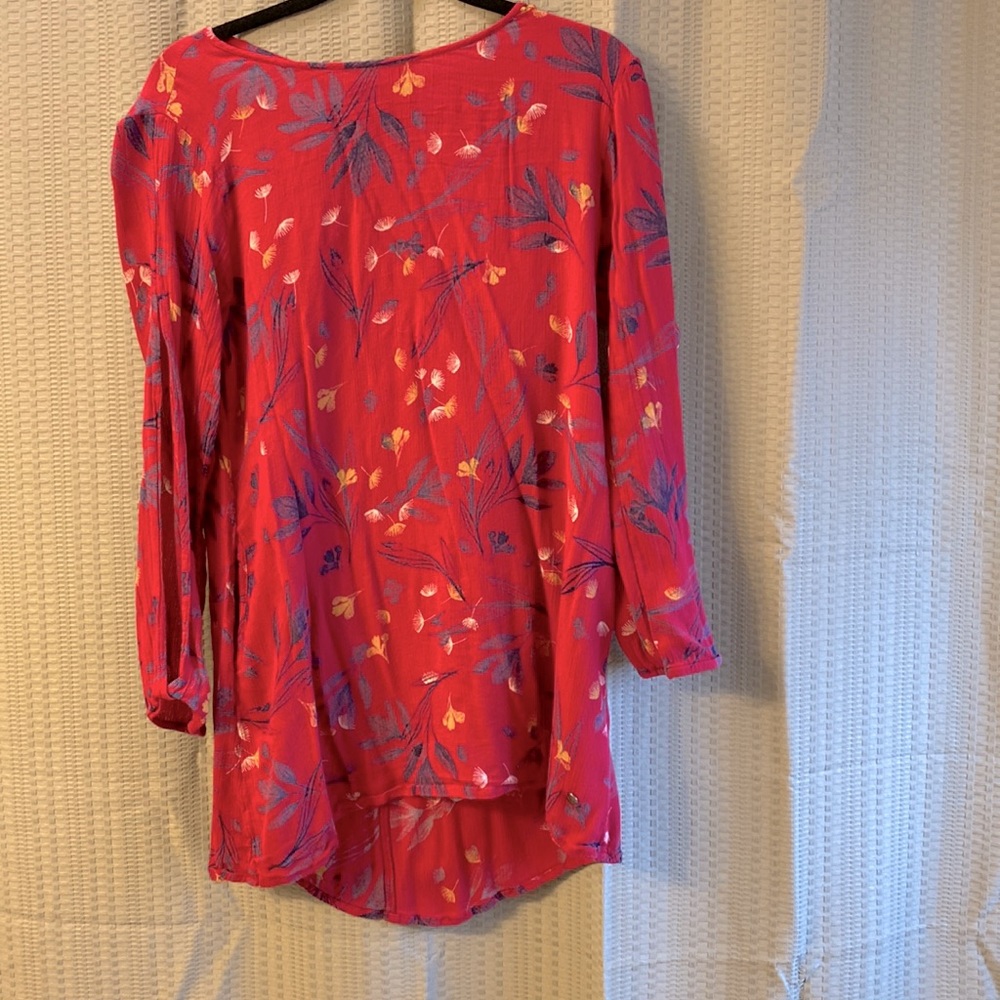 Roxy pink floral open back with arm slits tunic size small
